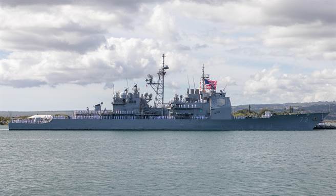 美国海军为增加新武器研发经费，打算退役大量老旧且消耗经费的武器，但此举未获国会认同，因为很可能短期内与中国的战争就会发生。图为美国提康德罗加级皇家港号巡洋舰。（图／美国海军）