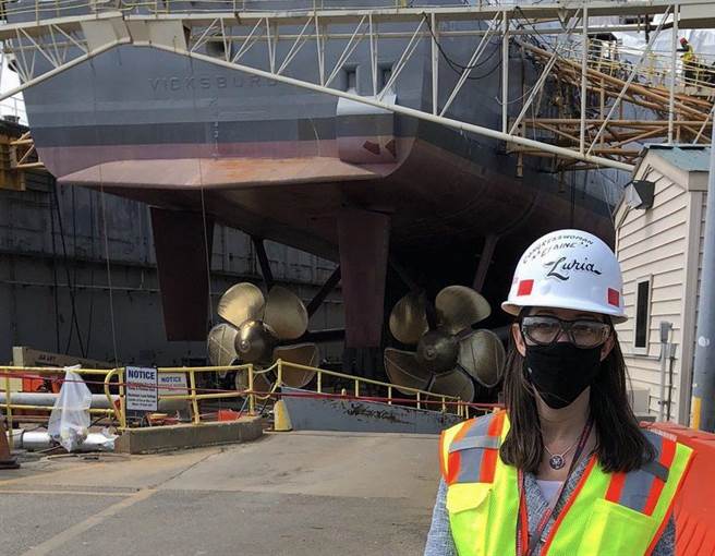 美国眾议院军事委员会副主席艾莲．路莉亚表示，不支持美国海军将老旧武器提前退役来为研发新武器挪出经费，因为很 可能2025年就必须有足够的装备来应对中国。图为她视察诺福克造船厂。（图／推特)