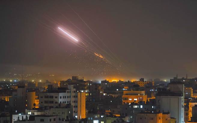 哈玛斯7天猛轰3000枚火箭 以色列面临有史以来最密集轰炸。图为哈玛斯14日凌晨自加萨走廊朝以色列发射火箭弹。（资料照/美联社）