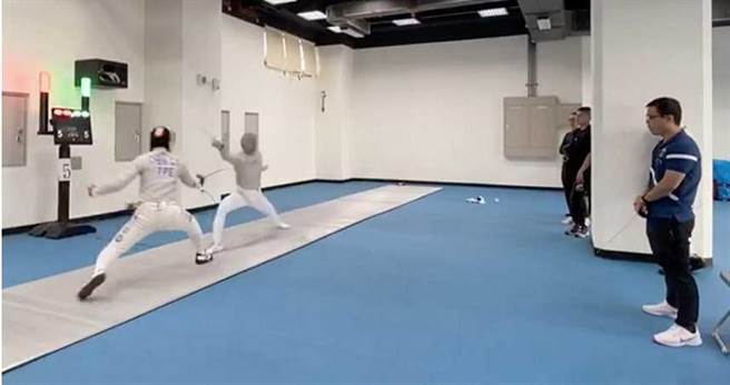 2021年全运会击剑选手陈俊辰（左），控诉业界知名教练黄振伟唆使裁判「吹黑哨」，让他无法入选国家代表队。（图／读者提供）