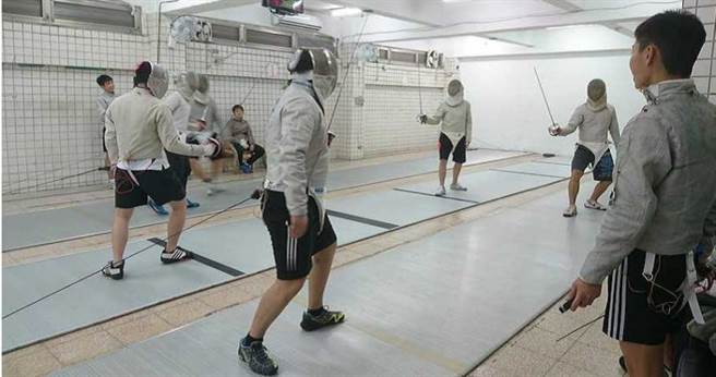 黄振伟教练在击剑圈名气不小，现任石牌国中的专任教练，还是国家A级裁判，底下有百名选手。（图／翻摄黄振伟脸书）