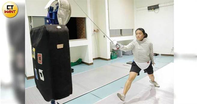 今年19岁的张芷嫙，击剑7年，2019年《全运会》代表台北出赛，曾全国排行第8，是击剑圈的明日之星。（图／黄耀徵摄）