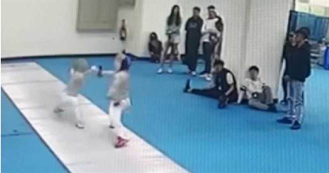 张芷嫙（左）指控，她2021年全运会选拔赛跟对手PK时，陈姓裁判疑遭黄振伟教唆吹黑哨。（图／读者提供）