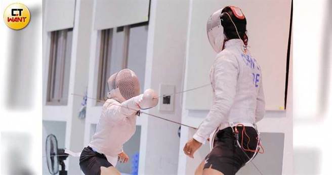 击剑选手陈俊辰与张芷嫙向体育局投诉石牌国中专任教练黄振伟黑箱操弄选拔赛成绩一事，却获得「教练无现场干涉」的回覆。（图／黄耀徵摄）