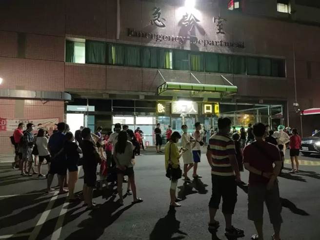 彰化喜宴3人確診引恐慌，上百人昨晚夜衝醫院進行快篩，卻因等太久現場開罵。(民眾提供)