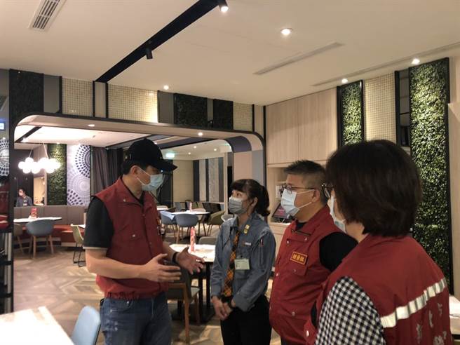 西堤芦洲集贤店经复查仍未装置隔板并採梅花座等防疫措施，即依传染病防治法规定重罚1万5000元。