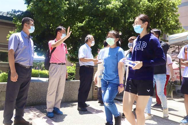 高巿府教育局17日宣布，高雄市高中職、國中應屆畢業生得依個別需求請假不到校上課。圖為國中會考16日結束。（教育局提供／曹明正攝）