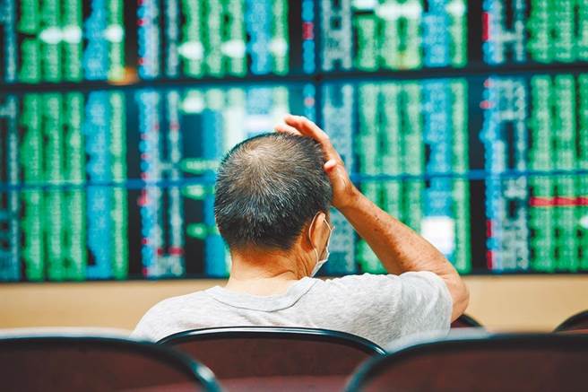 疫情升溫 台股早盤賣壓沈重。（本報資料照片）