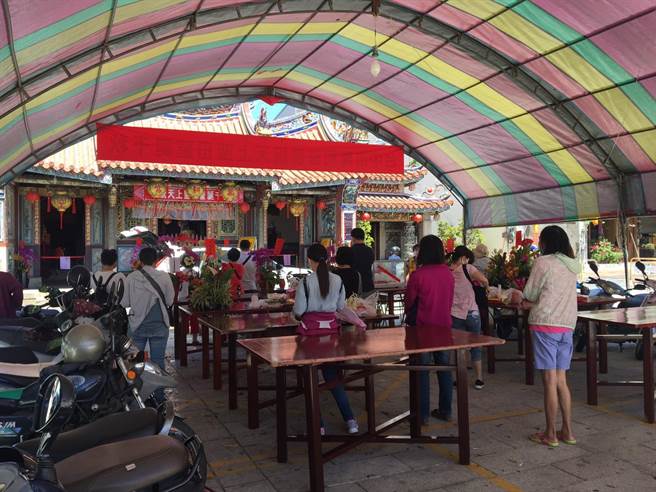 萬和宫在廟埕設香爐方便信眾參香。(萬和宮提供)