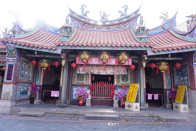 萬和宮嚴格執行防疫，即日起禁止進入廟內拜拜。(萬和宮提供)