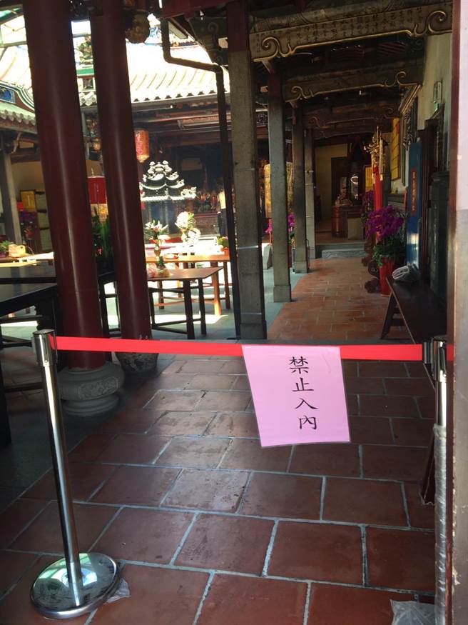 萬和宮嚴格執行防疫，兩側廂房也禁止進出。(萬和宮提供)