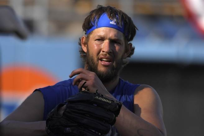 道奇队左投柯萧有很大的手掌，一次可稳稳抓住6颗球。（美联社资料照）