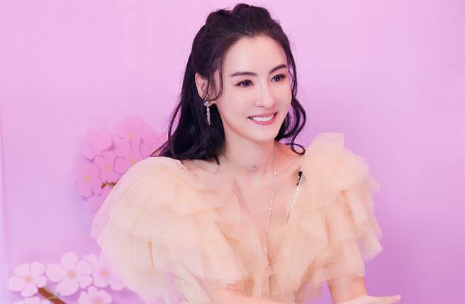 張柏芝屢被拍到寬鬆衣物甚至凸肚照，被懷疑懷了第四胎。(翻攝自張柏芝工作室微博)