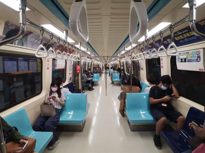北捷车厢内，民眾也会自动间隔座。（图／黄世麒摄影）