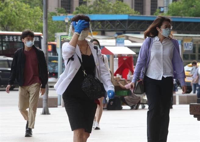 有民眾加强自身防疫，佩带防护面罩、手套通勤。(图／陈君玮摄影)