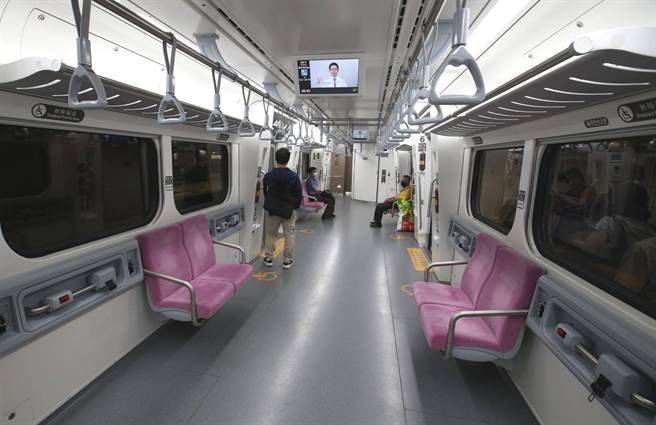 台铁车厢也只有小猫两三只。（图／记者陈君玮摄影）