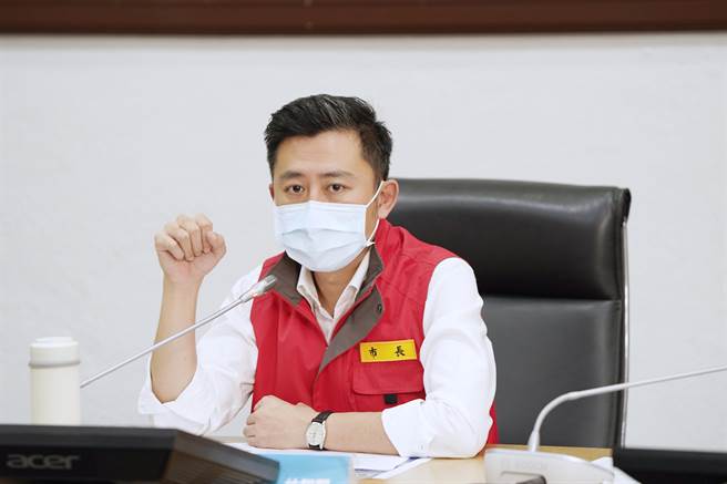 新竹市長林智堅今早宣布，18日起至5月28日，新竹市所屬高三生與國三生可不到校上課。（新竹市政府提供／陳育賢新竹傳真）