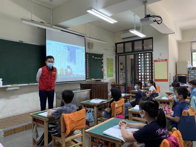 新竹市長林智堅今天宣布竹市高三生與國三生18日起可不到校上課。（陳育賢攝）