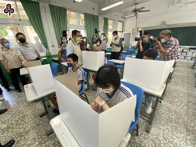 因应疫情，学生在校吃午餐，需要隔板隔出安全距离。（本报资料照片）