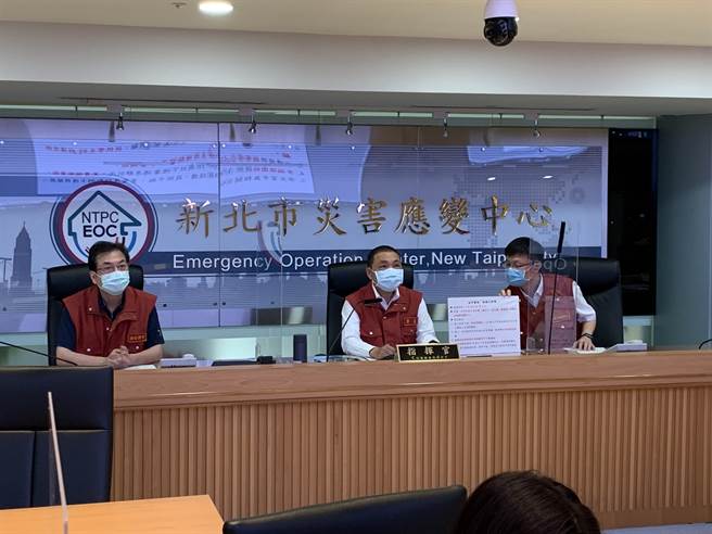 侯友宜急宣布，明起今上午加开应变会议宣布，双北公私立高中职、国中小、补习班、安亲班、课后照顾中心，今日起到28号停课。（图／记者许哲瑗摄影）