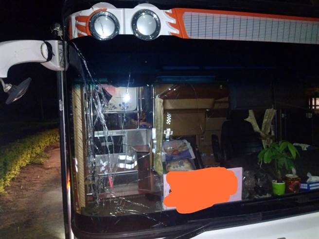 金门发生游览车追撞路人事故，车头挡风玻璃碎裂，赵姓青少年游客则受伤住院观察。（警方提供）