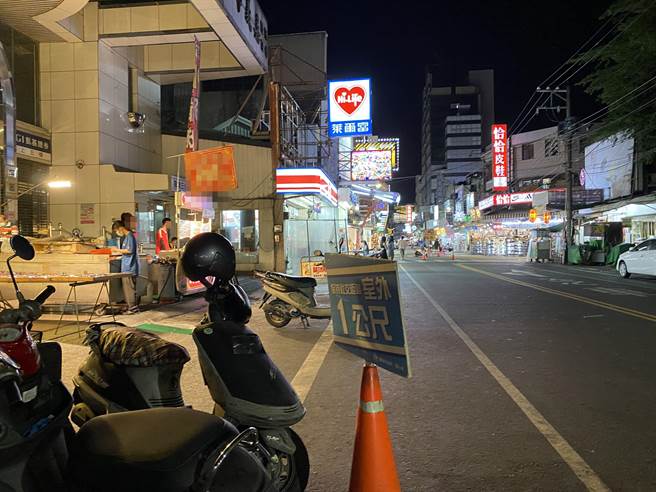 嘉义市文化路夜市禁止摊贩营业，空荡荡，有零星摊商退到骑楼下摆摊。（廖素慧摄）