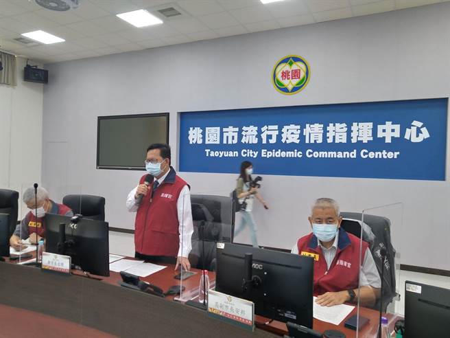 桃園市長鄭文燦17日宣布，桃園市國三跟高三明天開始可以不用到校上課。(蔡依珍攝)