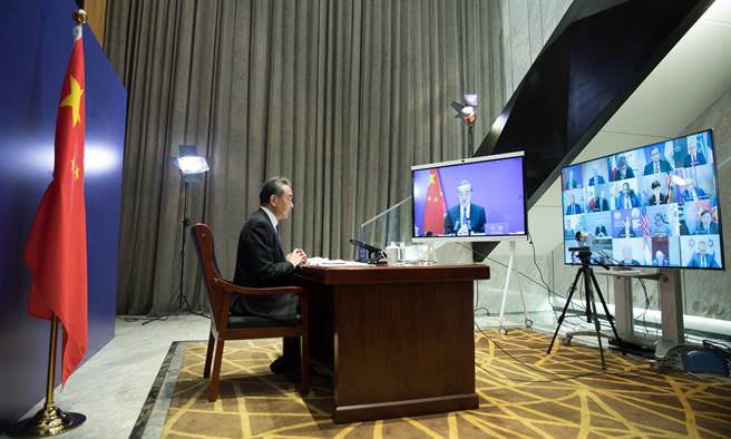 中國16日就以巴局勢舉行緊急公開會，王毅以視訊方式主持並發表講話。(圖／新華社)