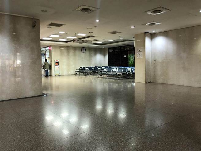 疫情升温，北检15日庭期全取消，北检空荡荡。（陈志贤摄）