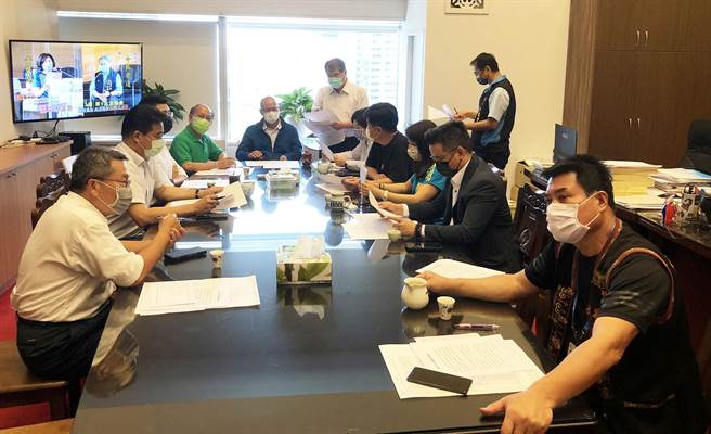 台中市議會議長張清照，今天上午召開政黨協商，經國、民兩黨及超黨派議員協調討論後；決定18日起到5／31議會停會。（陳世宗攝）