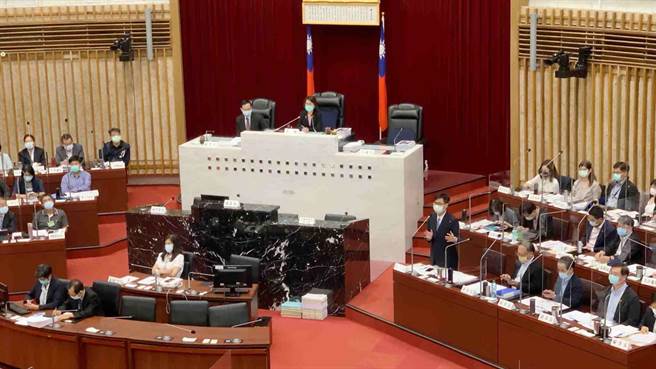 高市议会目前开议中，但正值疫情严峻，民进党团建议延会，预计下午进行党团协商。（柯宗纬摄）