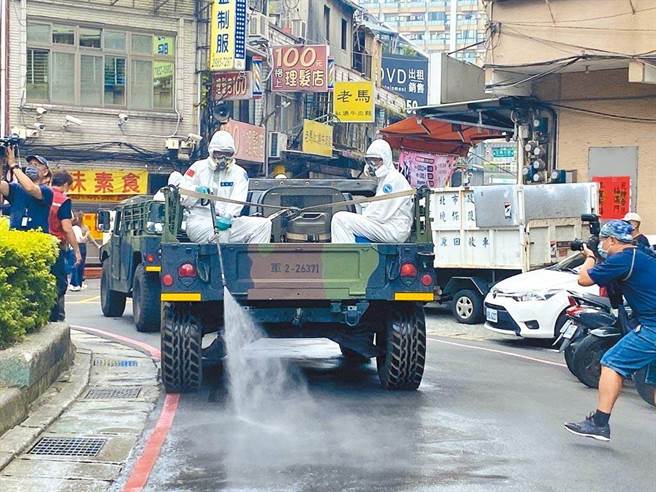 雙北本土疫情大爆炸，今天新北破萬名學生請假，到校不上課都在忙打包。圖為各地大消毒。（本報資料照）
