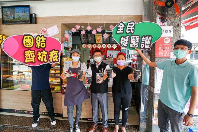 宜兰市长江聪渊（中）受企业家郭子成之托，将10万元善款用以慰劳医护人员，江聪渊也期盼大家能齐心防疫共度难关。（李忠一摄）