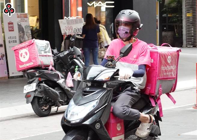 職安署表示，整個防疫是全民責任，應該透過各部會努力讓防疫成為全體共識，原則上外送點餐秉持不接觸的原則，若需要接觸至少要在戶外通風處取餐。（本報系資料照）