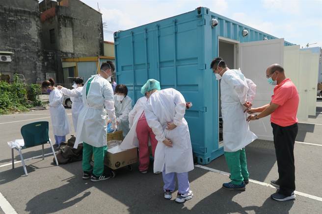 16日彰化县卫生局公布5月8日参加全国丽园大饭店喜宴宾客中有3位确诊，一共匡列1300名接触者，彰化医院採检团队今天火速进驻全国丽园大饭店。帮165名员工快筛。(吴建辉摄)