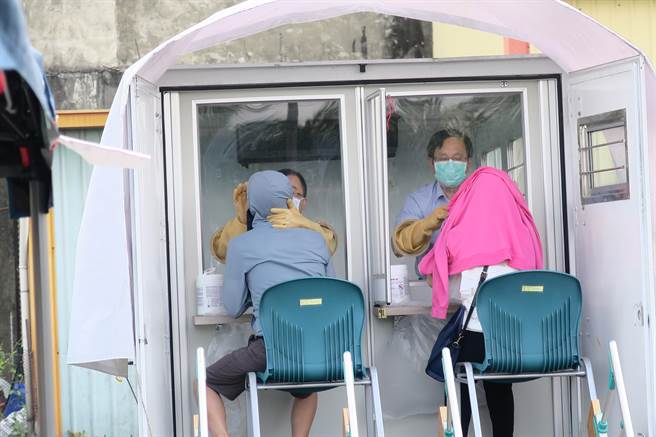 部彰副院长黄伊文表示，接触者中员工相对风险高，所以主动派出採检团队到场，避免员工移动并增加採检速度，现场所有员工均无出现明显症状，算是比较好的消息。(吴建辉摄)