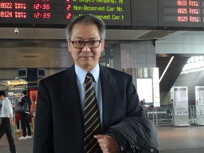 中華民國防疫學會理事長王任賢籲中央及地方政府趕快進行醫療降載節流配套，否則等全台單日確診數達1200人，小心全台的醫療將面臨崩潰。（馮惠宜攝）