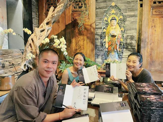 释本藏师父、方文琳、柯淑勤为公益新书签名。（宏愿大千世界提供）