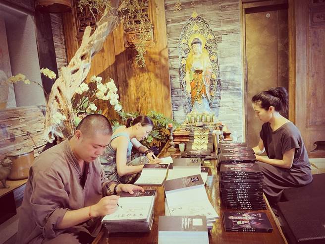 释本藏师父、方文琳、柯淑勤为公益新书签名。（宏愿大千世界提供）