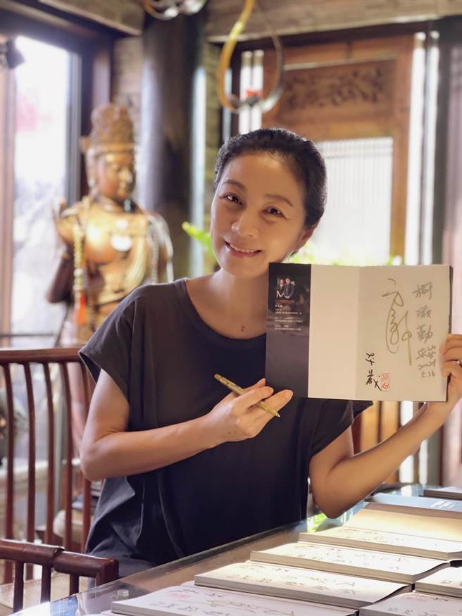 方文琳为公益新书签名。（宏愿大千世界提供）