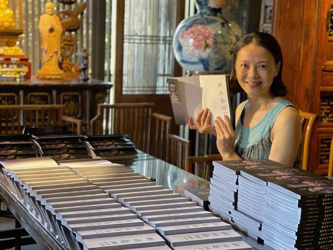 柯淑勤为公益新书签名。（宏愿大千世界提供）