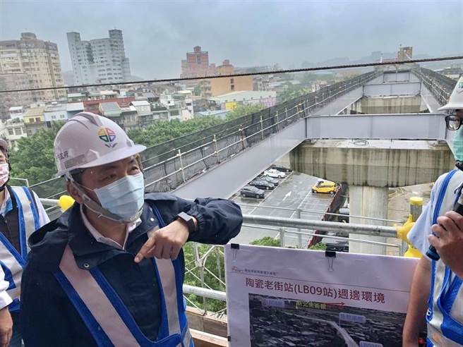 疫情延烧 新北重大工程加强防疫持续施作。图为侯友宜日前视察新北三莺线。（本报资料照）