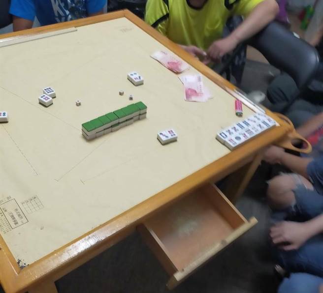 彰化警分局17日查獲金馬路一家停業的KTV，店內竟有13名賭客聚賭。（警方提供／謝瓊雲彰化傳真）