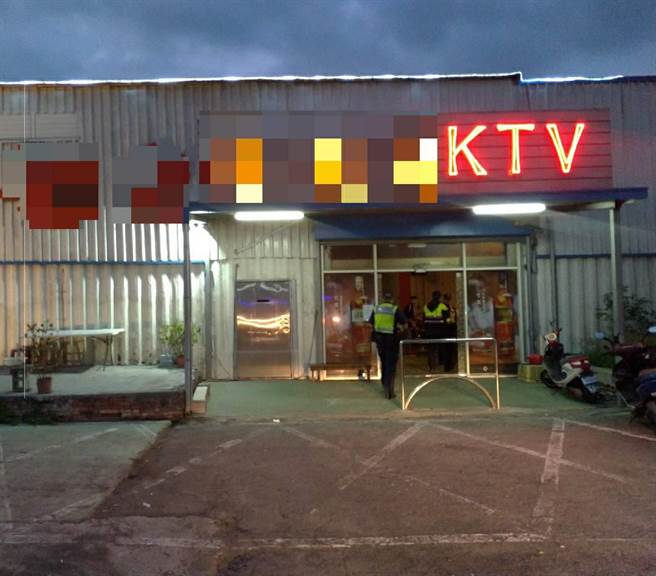 彰化市金馬路上某KTV門口貼上防疫公告暫停營業，沒想到卻是假關閉真群聚，藉停業公告掩人耳目，業者直接在店內偷偷經營起職業賭場。（警方提供／謝瓊雲彰化傳真）