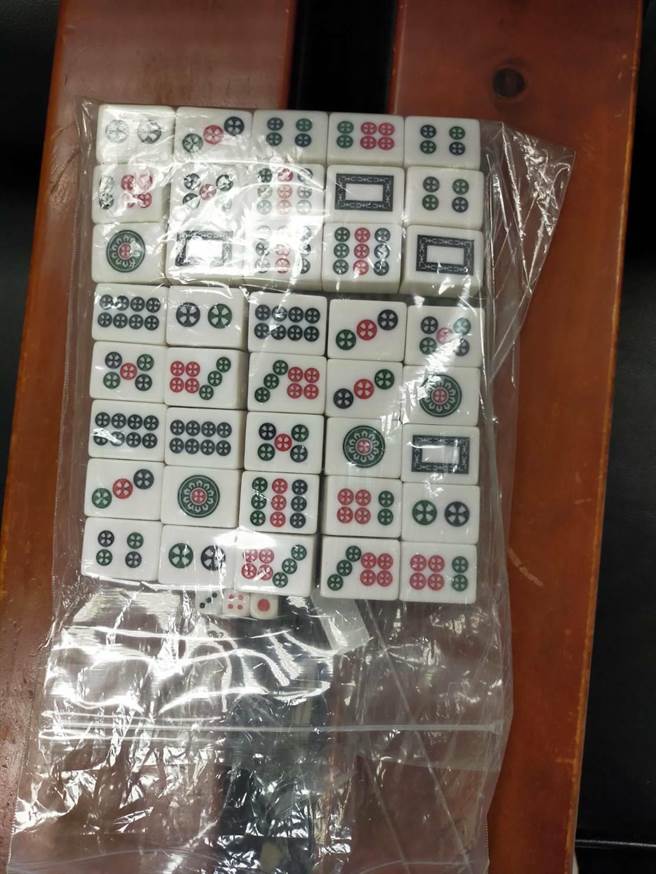 警方帶回13人偵訊，並查扣麻將筒子、賭金等。（警方提供／謝瓊雲彰化傳真）