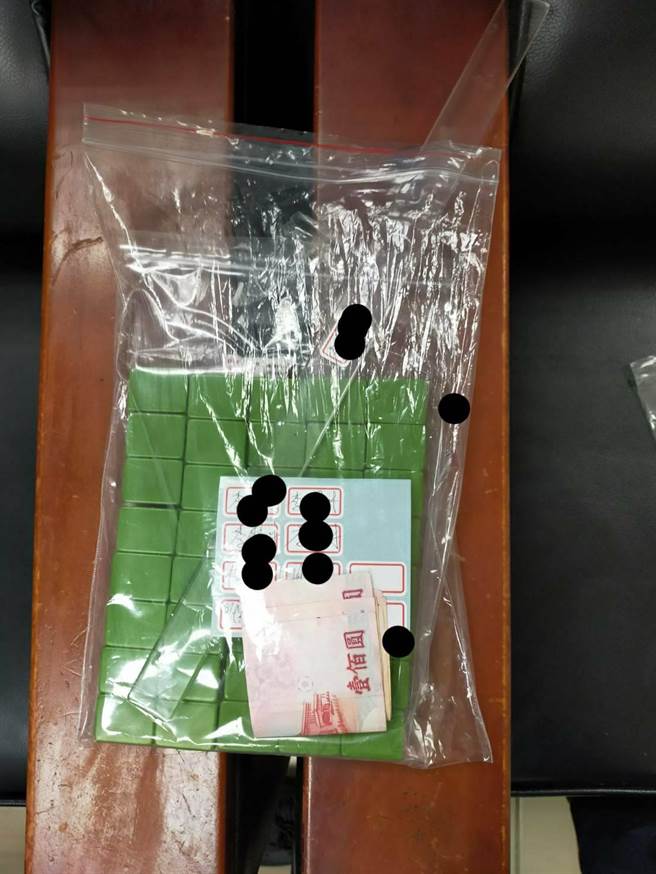 彰化警分局17日查獲金馬路一家停業的KTV，店內竟有13名賭客聚賭。（警方提供／謝瓊雲彰化傳真）