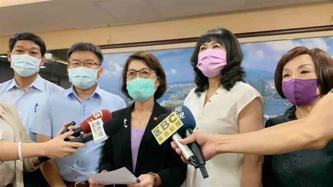 高市议长曾丽燕（中）宣布，明天开始停会至5／31。（柯宗纬摄）
