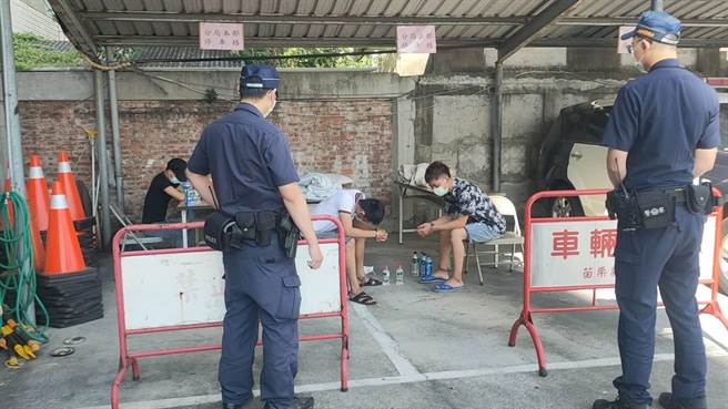 苗栗警分局在苗栗市中山路查獲疑似違規營業的KTV內留有3名外逃越勞，全部帶回暫留分局停車場留置。（讀者提供／謝明俊苗栗傳真）