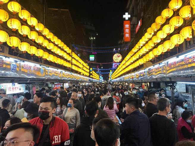 基隆市长林右昌17日上午宣布，庙口夜市今晚6点起停业至5月23日。（陈彩玲摄）