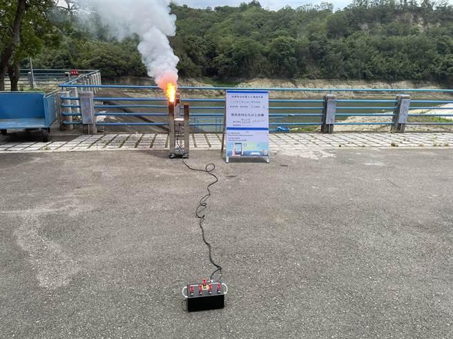 水利署17日中午在明德水庫施放焰劑，期望有助降雨。（讀者提供／謝明俊苗栗傳真）